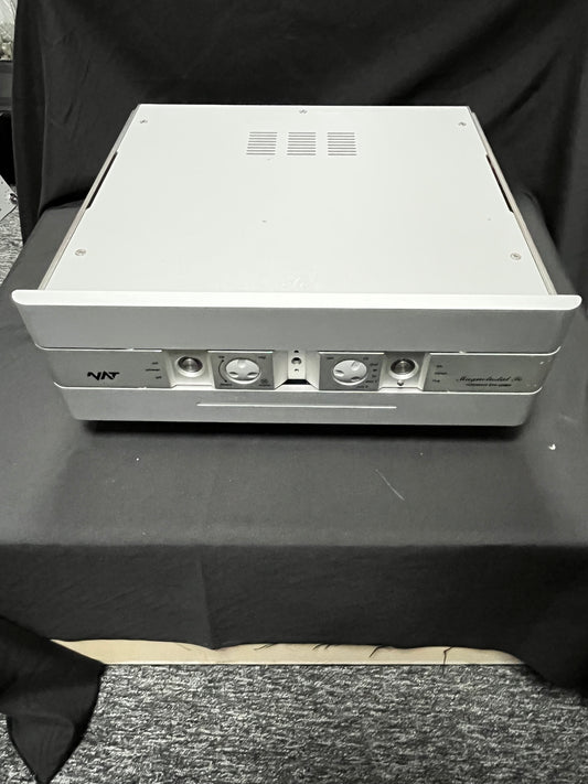 NAT Magnetostat SE preamp u svom pelikan case-u